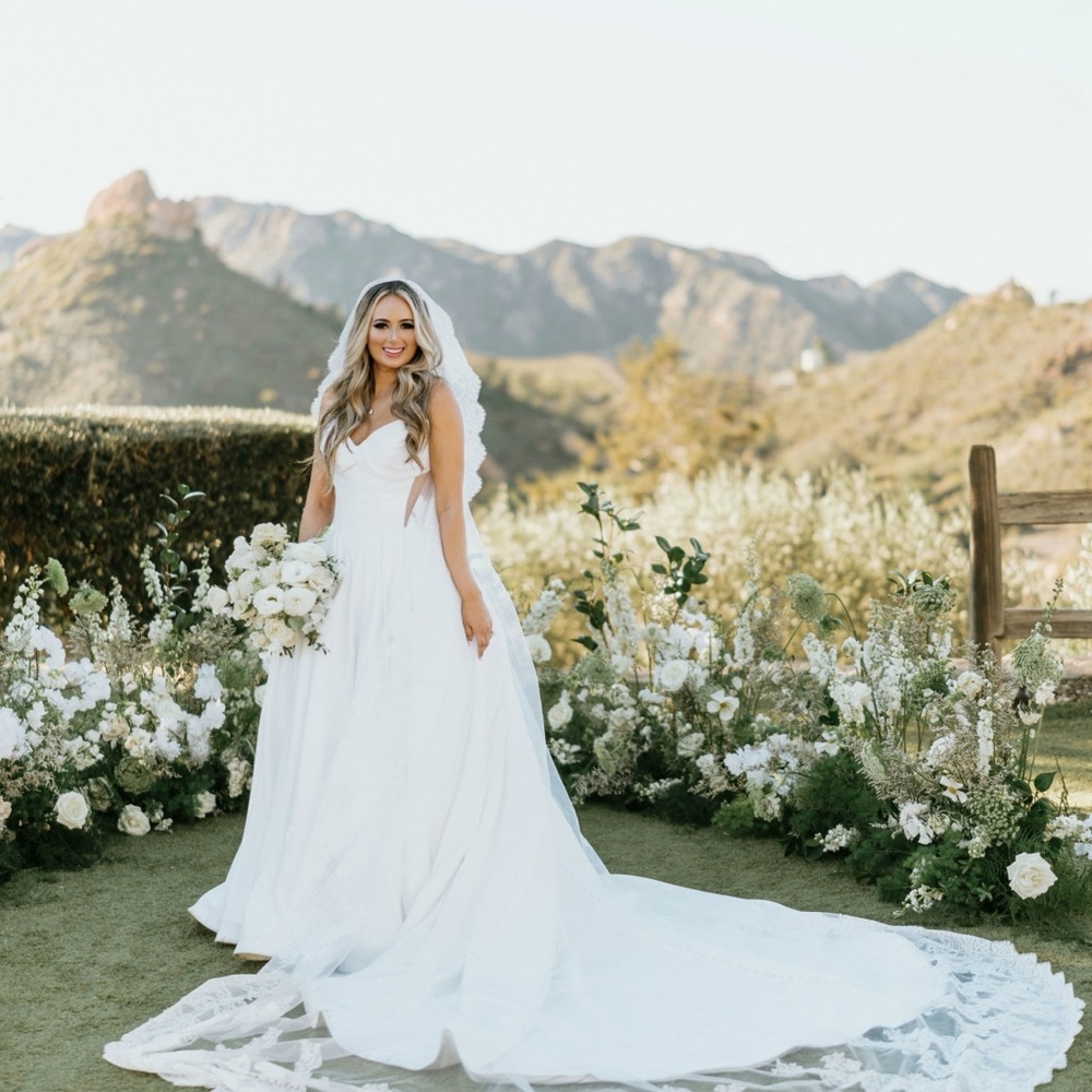 Elegant White Wedding Dress and veil for Sale (Pickup Only-Los Angeles Area)